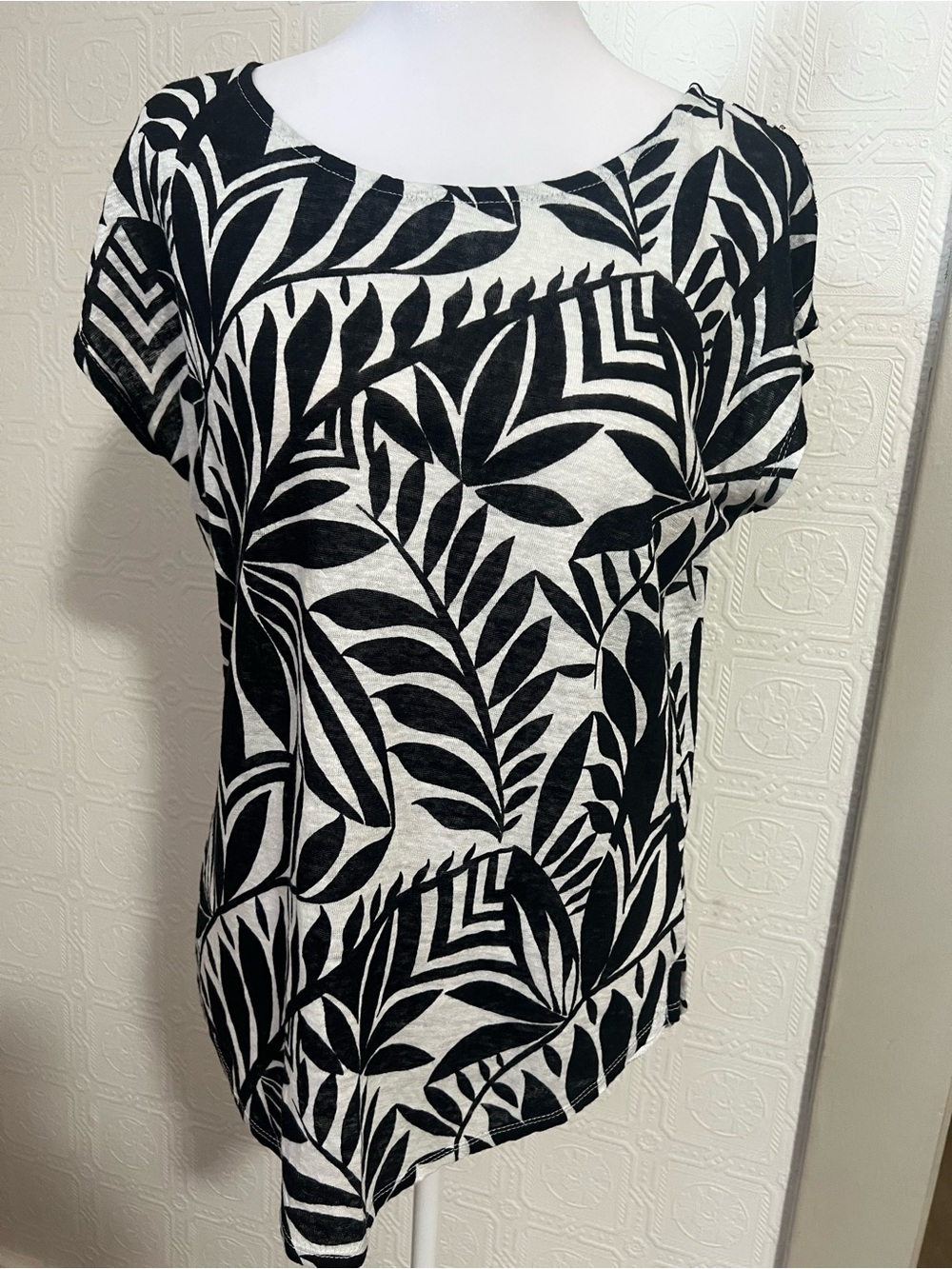 Nicole Miller Black and White Leaf-Print Short Sleeve Top